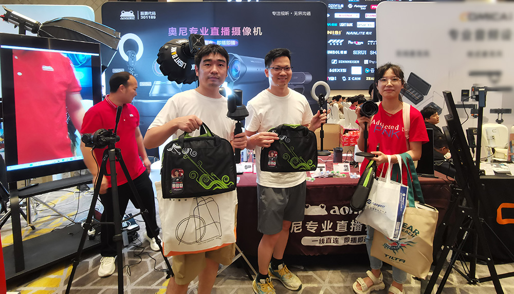 奧尼直播攝像機(jī)客戶體驗獲獎合影07.jpg